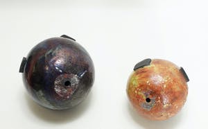 Niet of onleesbaar gesigneerd - 2 x studiokeramiek - 'Bollen' kopen? Bied vanaf 1!