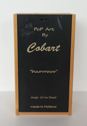 Ad van Hassel - Beeld van plexiglas in houten kistje, Buurvrouw (Cobart Pop Art) kopen? Bied vanaf 100!