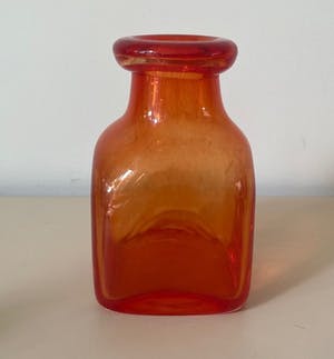 Niet of onleesbaar gesigneerd - Vintage Scandinavische oranje-rode glazen flesvaas kopen? Bied vanaf 1!