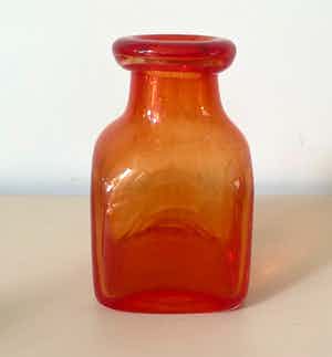 Niet of onleesbaar gesigneerd - Vintage Scandinavische oranje-rode glazen flesvaas verkocht voor € 1!