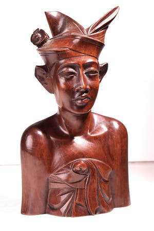 Niet of onleesbaar gesigneerd - Tropisch houten sculptuur van een jongeman met frangipani bloem- Bali, Indonesië kopen? Bied vanaf 1!