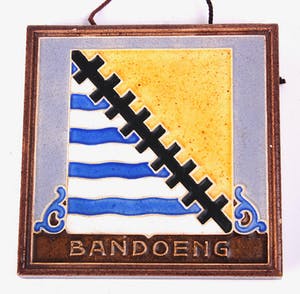 Faience- en Tegelfabriek Westraven - Cloisonné tegel voorstellende wapen van Bandoeng kopen? Bied vanaf 9!