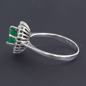 18K Goud - witgouden ring bezet met smaragd en briljant geslepen diamanten kopen? Bied vanaf 500!