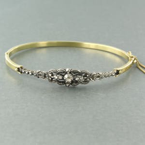 14k gouden scharnierarmband met een zilveren kop bezet met roos diamanten kopen? Bied vanaf 500!