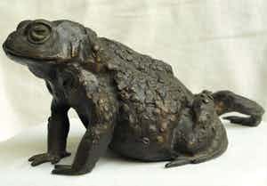 Niet of onleesbaar gesigneerd - Bronzen beeld , Kikker / Pad verkocht voor € 10!
