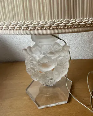 Rene Lalique - Tischleuchte mit Vögeln, gefrostetes Glas kopen? Bied vanaf 490!