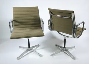 Ray en Charles Eames - Set van zes EA 108 stoelen kopen? Bied vanaf 300!