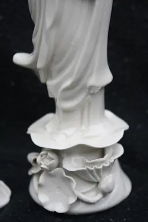 Buy Niet of onleesbaar gesigneerd - Paar Chinese Blanc de Chine Porseleinen Guanyin Kwan Yin Beeldjes Begin 20thC? Bid from 1!