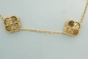 58 - Sierlijk en fijn 20krt geel gouden armband met 5 massieve klavertjes vier kopen? Bied vanaf 480!