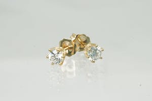 2005- Mooie set 14 krt geel-goud & diamanten (ca.0.70ct) oorstekers kopen? Bied vanaf 730!