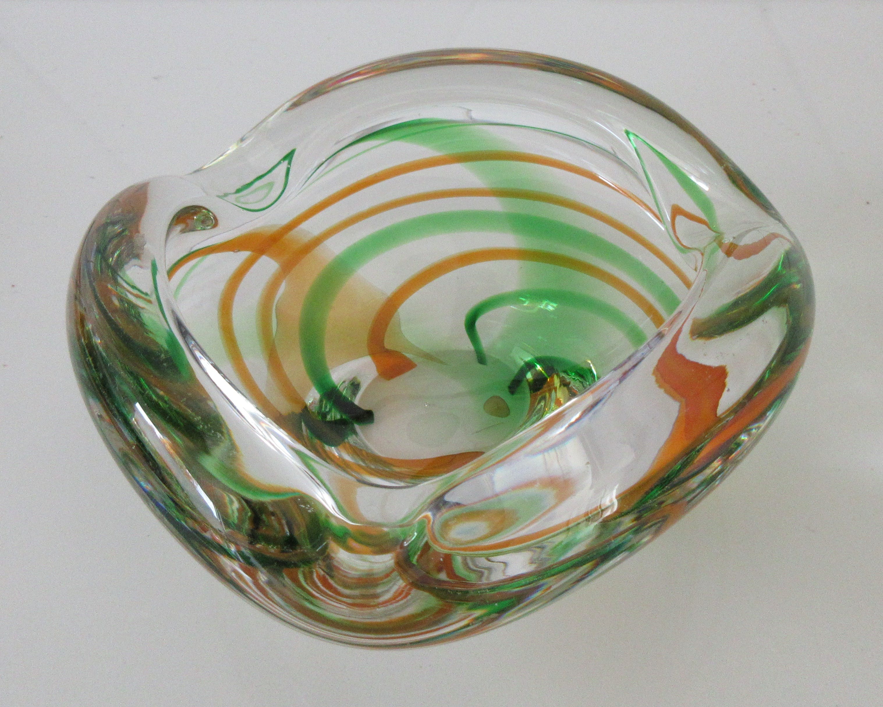 Max Verboeket - Kristalunie Maastricht - Blank kristallen asbak met groene en oranje slingers kopen? Bied vanaf 22!