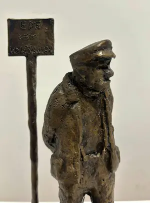 Adri de Waard - “Wachtende reiziger – station Ede-Wageningen” kopen? Bied vanaf 450!