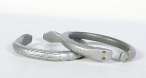 Congo - Twee aluminium armbanden met ingegraveerde geometrische decoraties kopen? Bied vanaf 1!