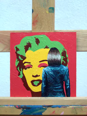 Gerard Boersma - Marilyn (Vrouw kijkend naar portret van Marilyn Monroe door Andy Warhol) kopen? Bied vanaf 75!