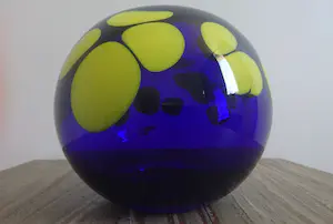 Niet of onleesbaar gesigneerd - Transparante kobaltblauwe glazen bolvaas met gele vlekken kopen? Bied vanaf 1!