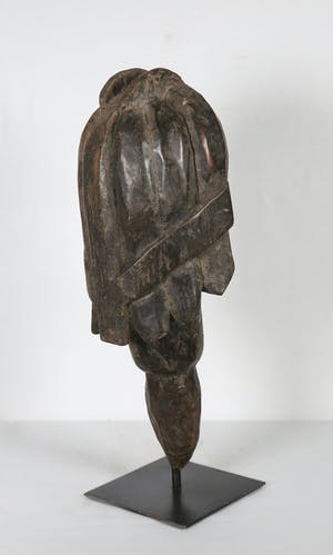 Fang - Hoofd van een reliekbeeld met koperen ogen op standaard kopen? Bied vanaf 1!