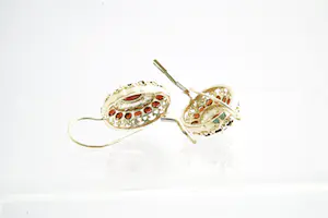 114 - Klassieke set ovalen 14 Krt geel gouden oorsieraden met rode edelstenen kopen? Bied vanaf 240!