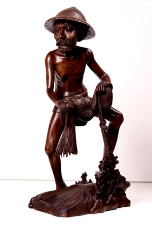 Niet of onleesbaar gesigneerd - Grote tropisch houten sculptuur - Visser met net - Djati hout - Fillipijnen kopen? Bied vanaf 1!