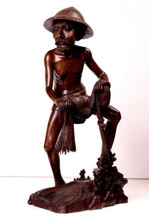 Niet of onleesbaar gesigneerd - Grote tropisch houten sculptuur - Visser met net - Djati hout - Fillipijnen verkocht voor € 1!