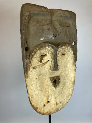 Lega - Old Tribal used African passport mask from the Lega Bwami - Congo. kopen? Bied vanaf 25!