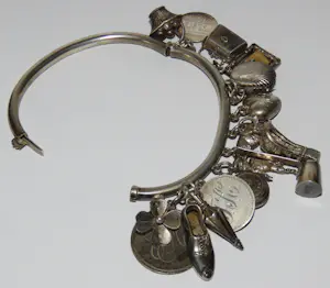 Antieke zilveren (kinder) bedel armband kopen? Bied vanaf 250!