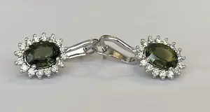 18-kt Witgouden oorbellen met groene saffier, ca 3,00 karaat en diamanten kopen? Bied vanaf 1100!