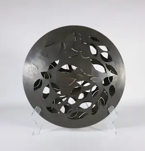 AcheterNiet of onleesbaar gesigneerd - Metalen wandsculptuur met bladmotief? Enchérissez de 1!