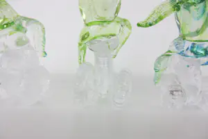 Yvon Trossèl - Zes transparant-groene glazen kaarsenstandaarden met bladmotief kopen? Bied vanaf 125!