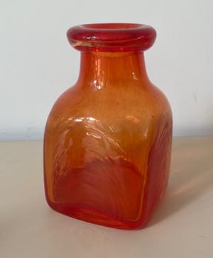 Niet of onleesbaar gesigneerd - Vintage Scandinavische oranje-rode glazen flesvaas kopen? Bied vanaf 1!