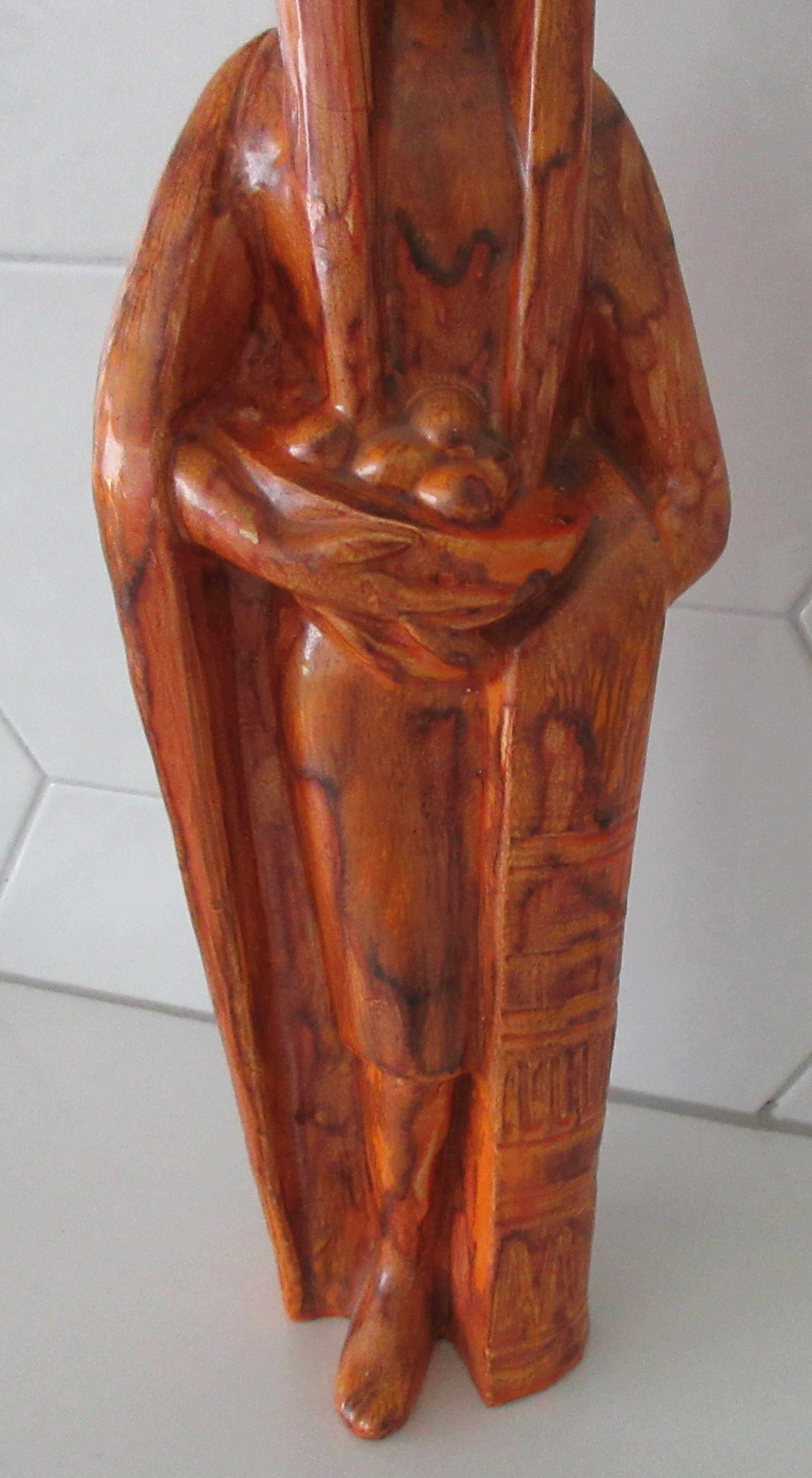 Niet of onleesbaar gesigneerd - Grote oranje art deco faience plastiek van een jonge vrouw kopen? Bied vanaf 1!