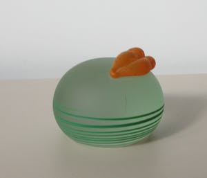 Glasstudio Borowski - Grote groene gesatineerde presse papier met oranje gesatineerde mond kopen? Bied vanaf 30!