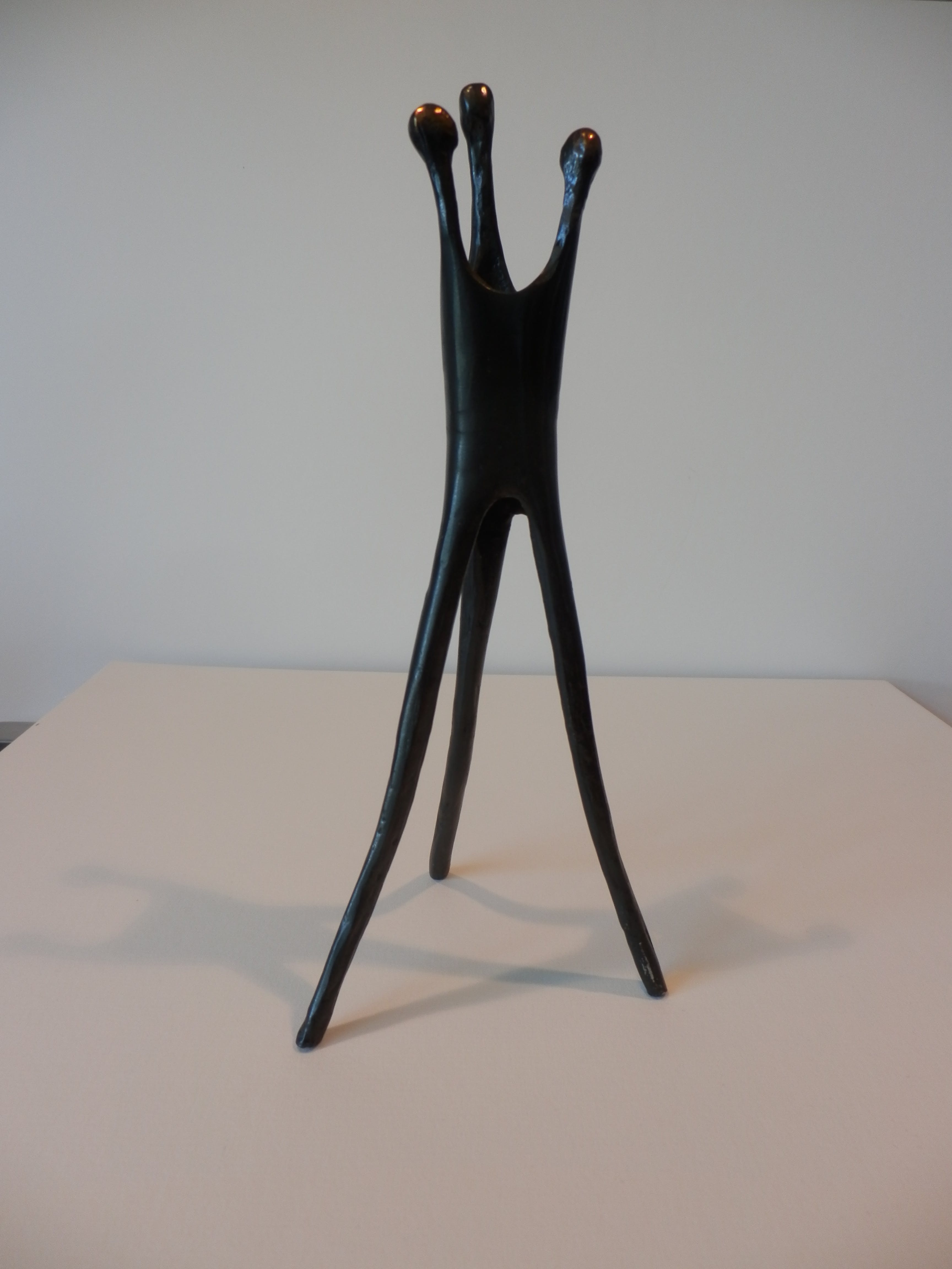 Niet of onleesbaar gesigneerd - Bronzen beeldje DRIE FIGUREN  kopen? Bied vanaf 1!