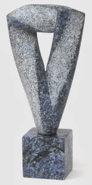 Karin van Ommeren - Blauw granieten sculptuur: De blauwe driehoek - 2008 verkauft für € 1000!