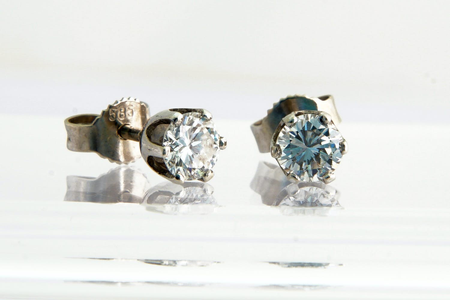 162- Prachtige set 14 krt gouden dames oorstekers met ca 0.80ct (G/si1) diamant. kopen? Bied vanaf 630!