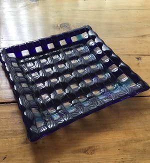 Niet of onleesbaar gesigneerd - Schaal, meerkleurig glas,vierkant kopen? Bied vanaf 10!