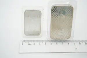 75 - Twee zilveren baartjes van Silver Towne en Sunshine Minting in Plastic kopen? Bied vanaf 260!