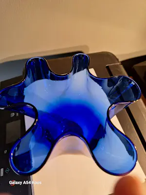 Niet of onleesbaar gesigneerd - Blauwe “zakdoek” vaas kopen? Bied vanaf 10!