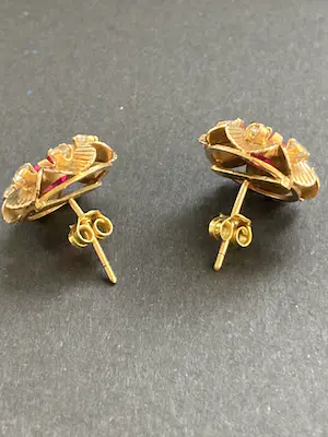 18 karaats geelgouden bloemvormige oorknoppen bezet met robijn kopen? Bied vanaf 365!