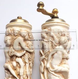 Curiosa - Vintage Salt And Pepper grinder in bone carved sculptures. kopen? Bied vanaf 1!