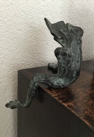 Niet of onleesbaar gesigneerd - Zingende of lezende kikker, zittend kopen? Bied vanaf 1!