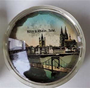 Curiosa - 6 antieke presse-papiers met voorstellingen kopen? Bied vanaf 1!