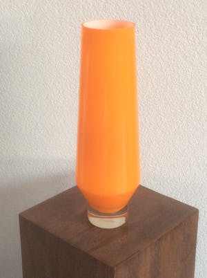 Niet of onleesbaar gesigneerd - HOGE ORANJE GLAZEN DESIGN VAAS kopen? Bied vanaf 1!
