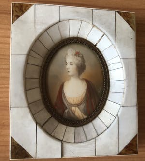 Niet of onleesbaar gesigneerd - 2 Miniatuur schilderijtjes / portretjes ivoor / schildpad - voor 1947 kopen? Bied vanaf 1!