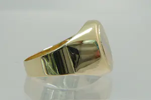 57 - Vintage zo goed als nieuwe ovalen 14krt tri-color gouden zegelring kopen? Bied vanaf 170!