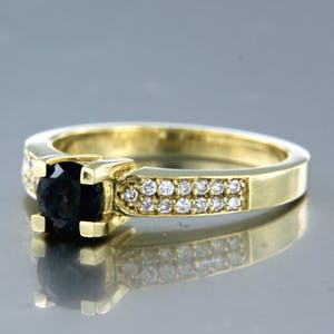 14K Goud - ring bezet met saffier en diamant - ringmaat 17,25 (54) kopen? Bied vanaf 400!