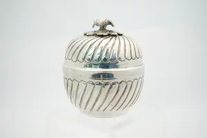 35- Antieke 19e eeuwse 2e gehalte Zilveren suikerpot - met waterlelie handvat kopen? Bied vanaf 230!