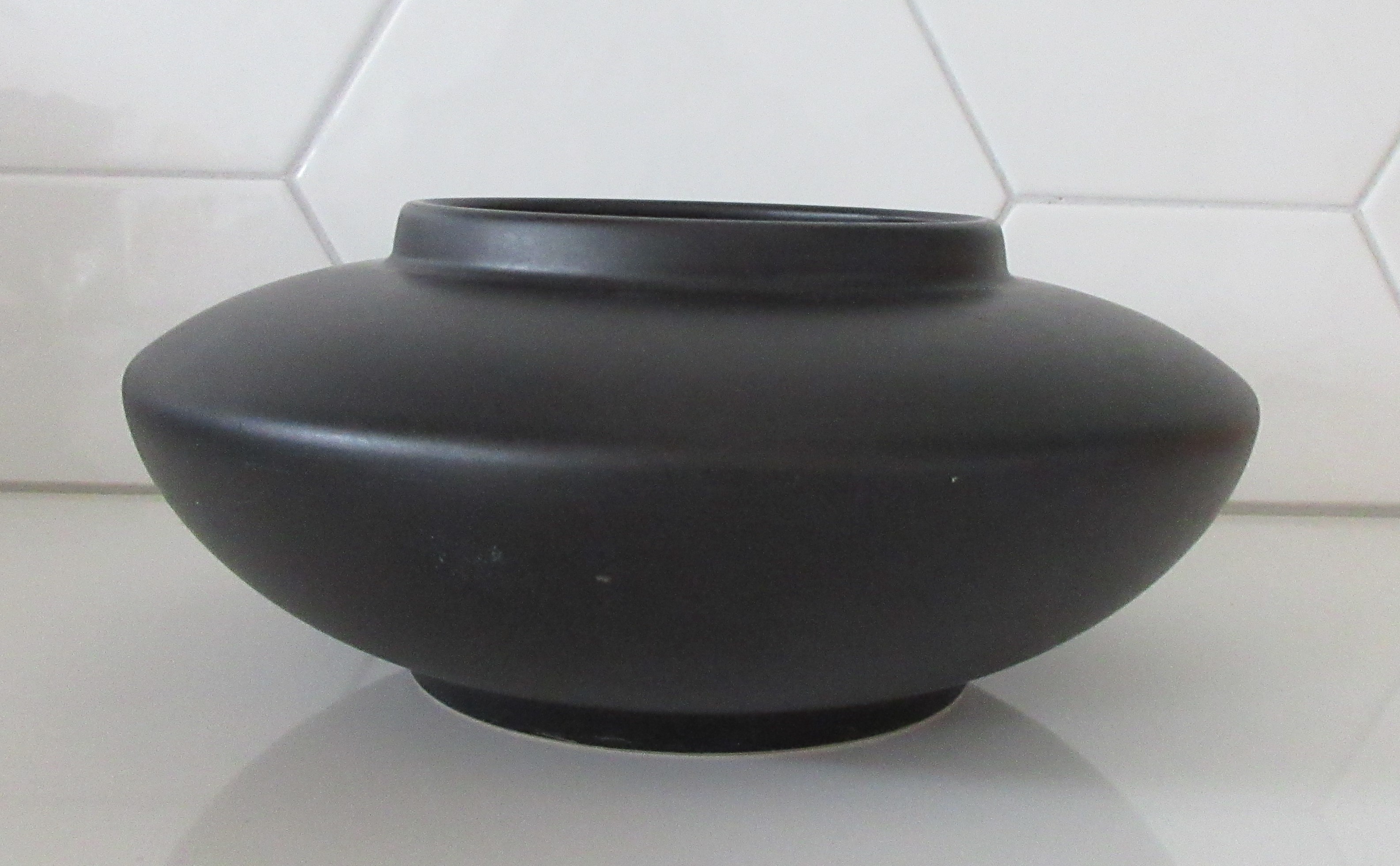 Niet of onleesbaar gesigneerd - Art Deco mat zwarte platelen discus vaas verkocht voor € 17!