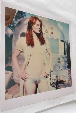 Stefanie Schneider - Daisy in front of Trailer, signiert und nummeriert kopen? Bied vanaf 300!
