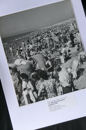 Kees Scherer - 'Drukte op het strand van Zandvoort' 1949 kopen? Bied vanaf 150!