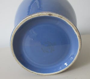 Plateelbakkerij Zuid-Holland - Korenblauwe platelen vaas met vergulde geribde randen kopen? Bied vanaf 1!